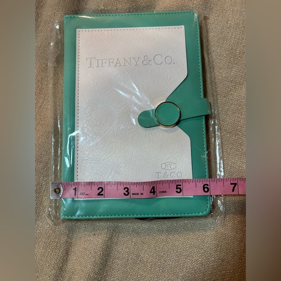 🔷🔹Tiffany & Co. Cream and Green Leather Accessory - Picture 7 of 13